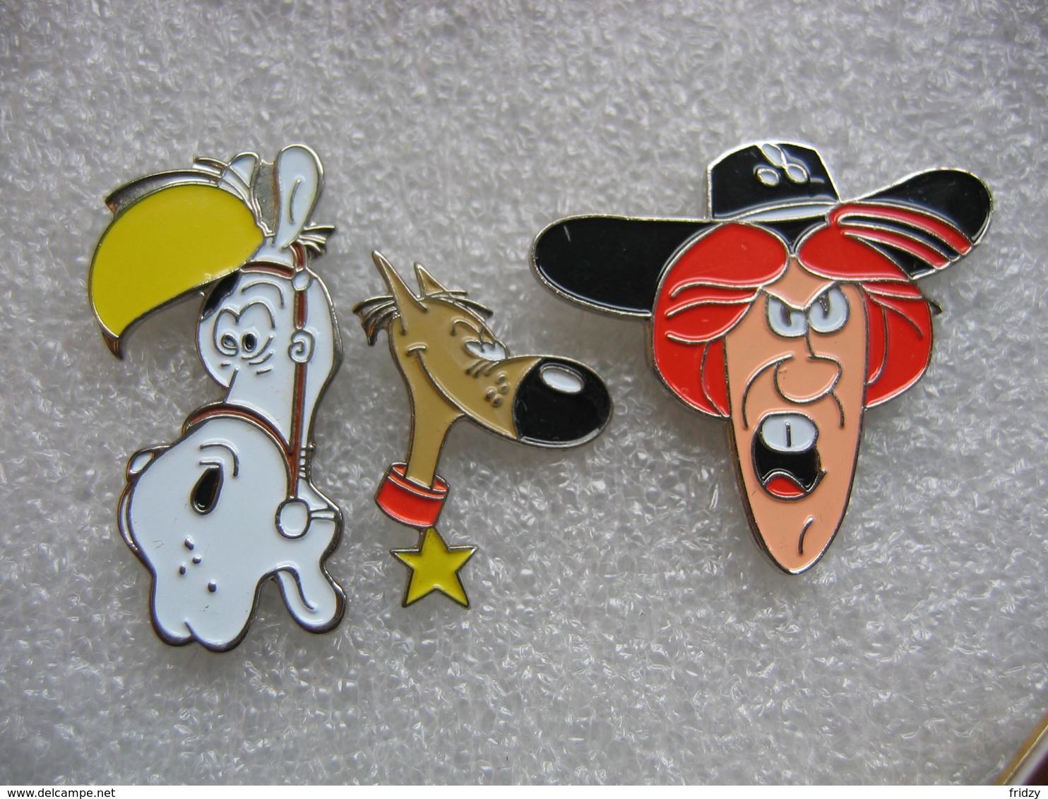 Pin's 3 Personnages De La BD De Lucky Luke: RANTANPLAN Le Chien, Jolly Jumper Le Cheval Et Le Cowboy - Comics