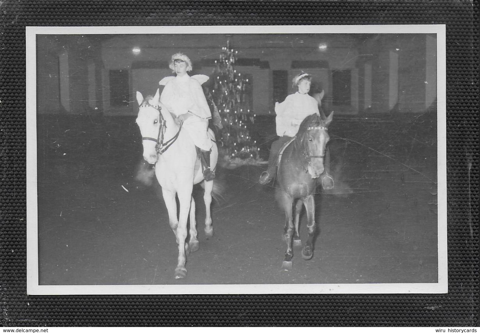 AK 0389  Graz - Zwei Mädchen Als Engerln  Reiten Bei Einer Weihnachtsfeier  Ca. Um 1930 - Horses