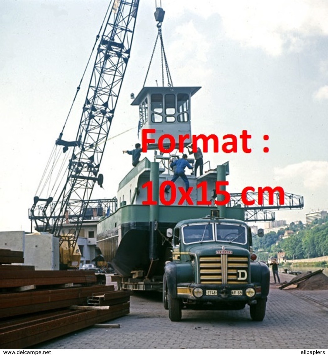 Reproduction D'une Photographie Ancienne d'une Grue Chargeant Un Bateau sur Un Camion Berliet TBO15 6x4 En 1966 - Autres & Non Classés