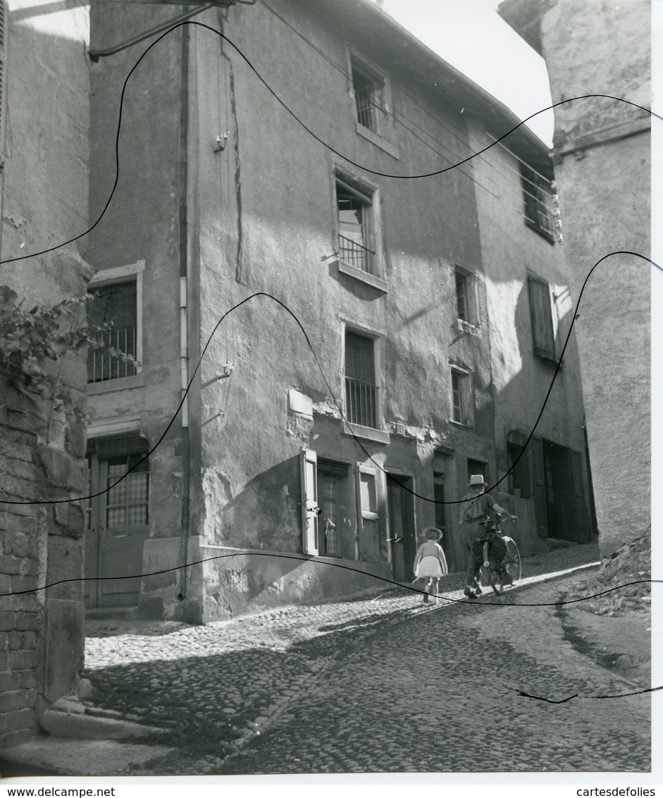 PHOTO ANIMÉE IDENTIFIÉE . D42. LOIRE. SAINT-GALMIER . Rue Félix Commarmond . Homme En Velo Avec Enfant . - Orte