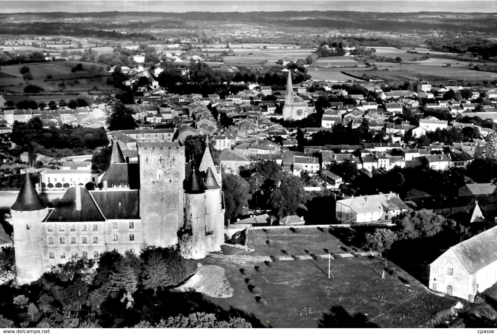CPSM 16 LA ROCHEFOUCAULD Charente - Vue Aérienne Sur Le Château Et La Ville ° Cim Combier - Autres & Non Classés