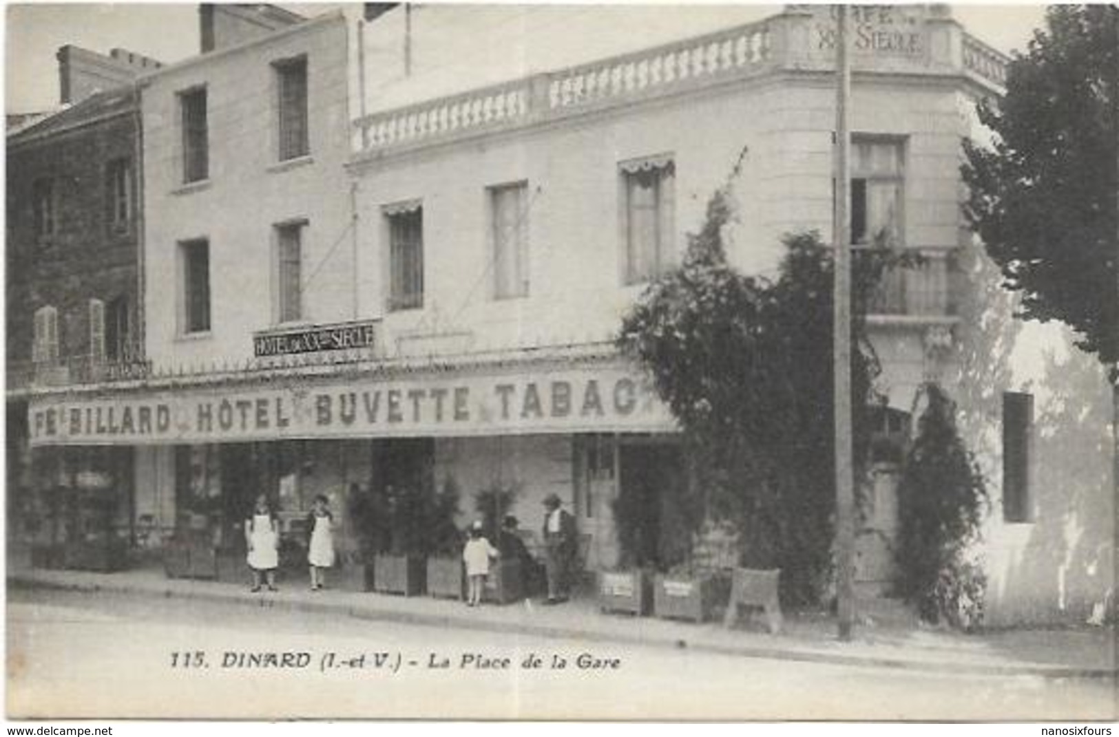 35.  DINARD.  LA PLACE DE LA GARE.  HOTEL BUVETTE TABAC DU XX SIECLE - Dinard