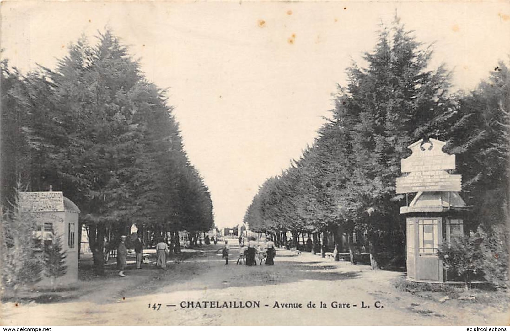 Chatelaillon       17       Lot de cinq  cartes dont: Rue Carnot, de la République et gare   (voir scan)