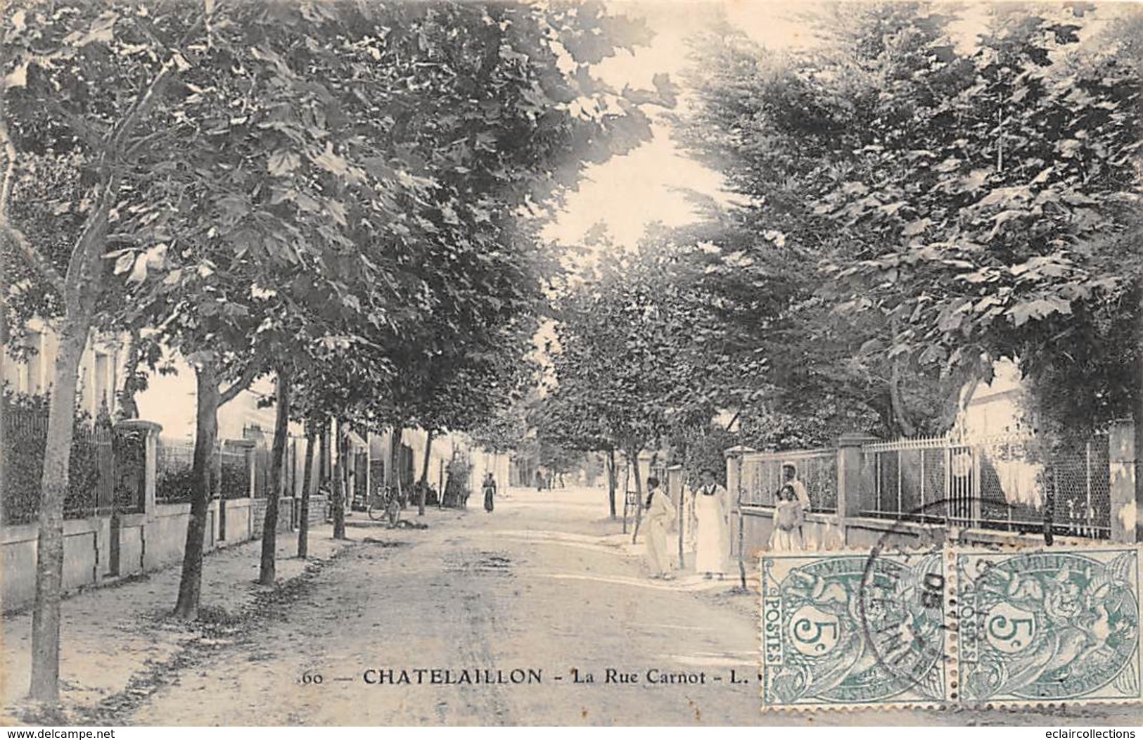 Chatelaillon       17       Lot de cinq  cartes dont: Rue Carnot, de la République et gare   (voir scan)