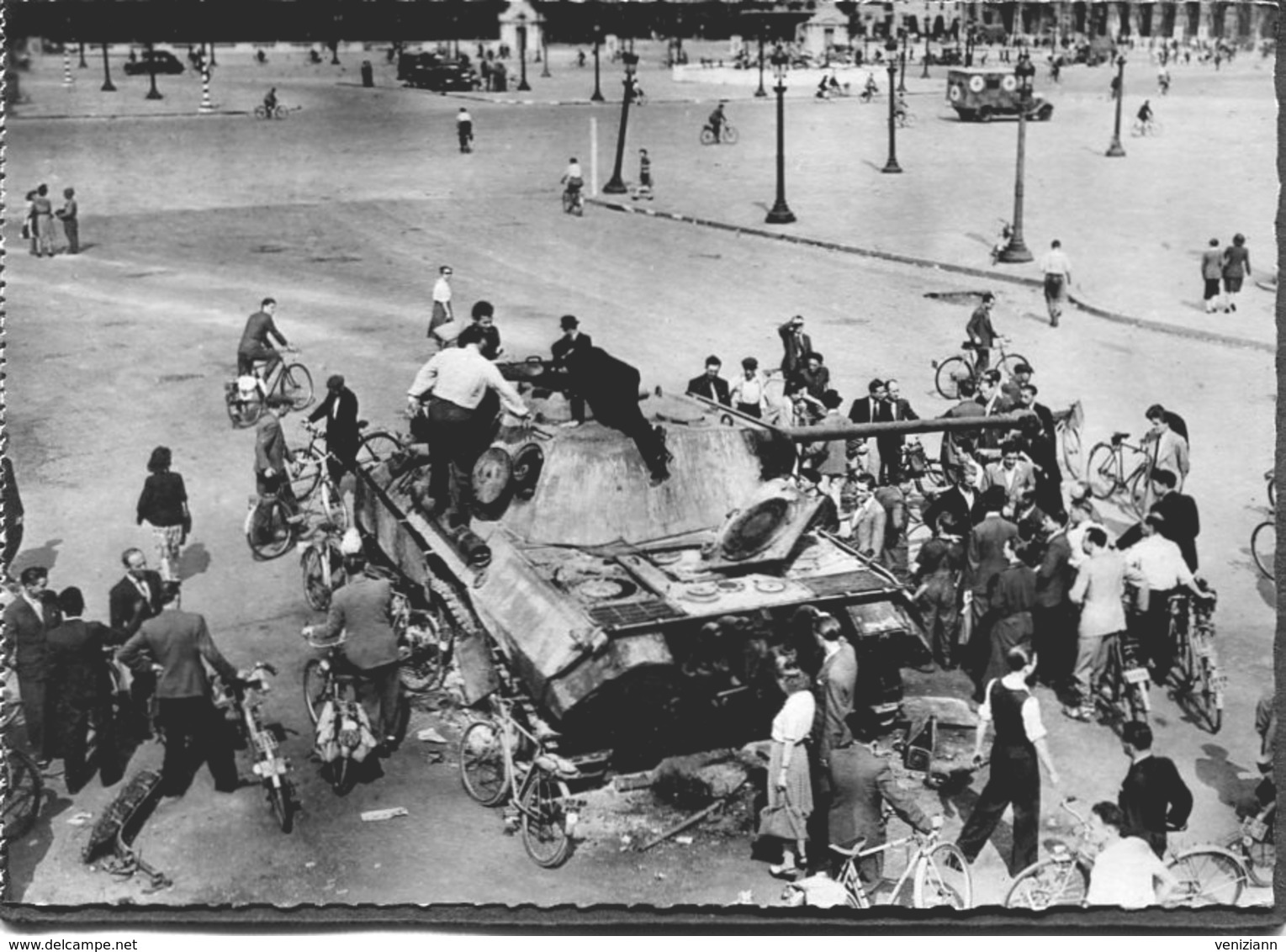 CPSM - Libération De Paris - Char Allemand Détruit Place De La Concorde, Très Animé - Guerra 1939-45