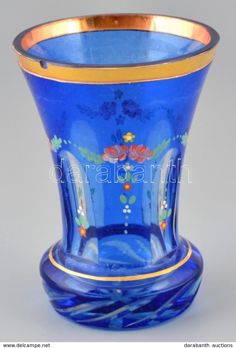 Cca 1900 Aranyozott Kék üvegpohár, Anyagában Színezett, Formába öntött, Festett Virágmintával, Kis Csoprbával, M: 14 Cm. - Vidrio & Cristal