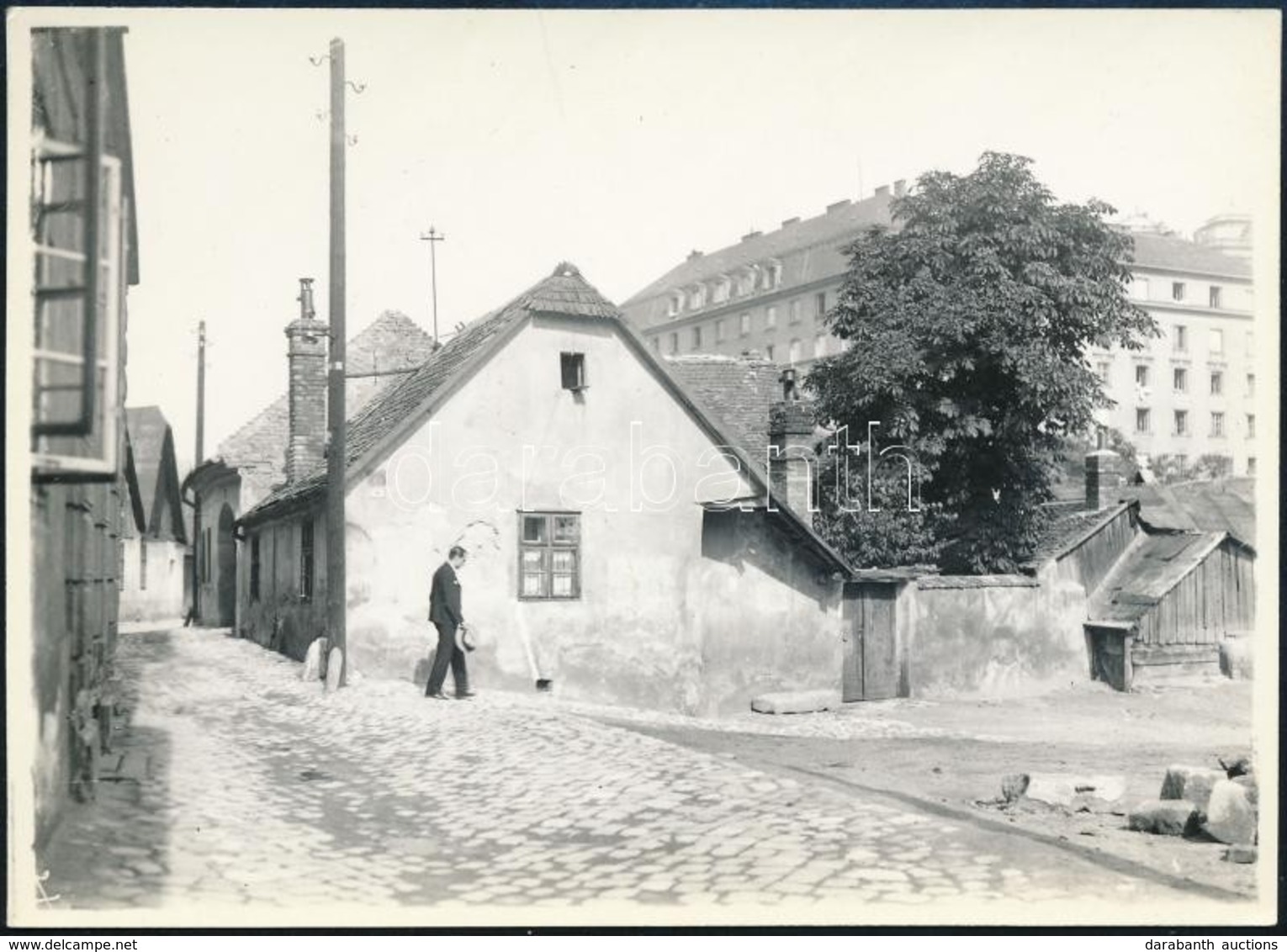 Cca 1935 Budapest, Tabán, Arany Kakas Utca 18., Hátoldalon Feliratozott Fotó, 8×11 Cm - Sonstige & Ohne Zuordnung