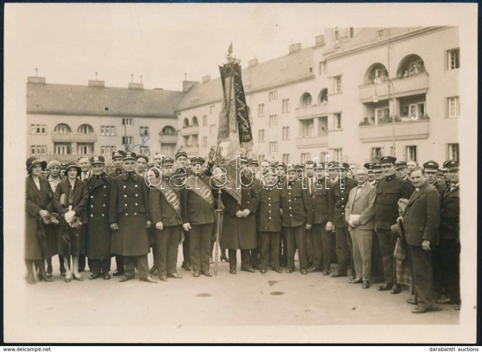 1931 Bécs, X. Spinnerinn Am Kreuz. Felvonulás Magyarokkal Feliratozott Fotó 18x13 Cm - Sonstige & Ohne Zuordnung