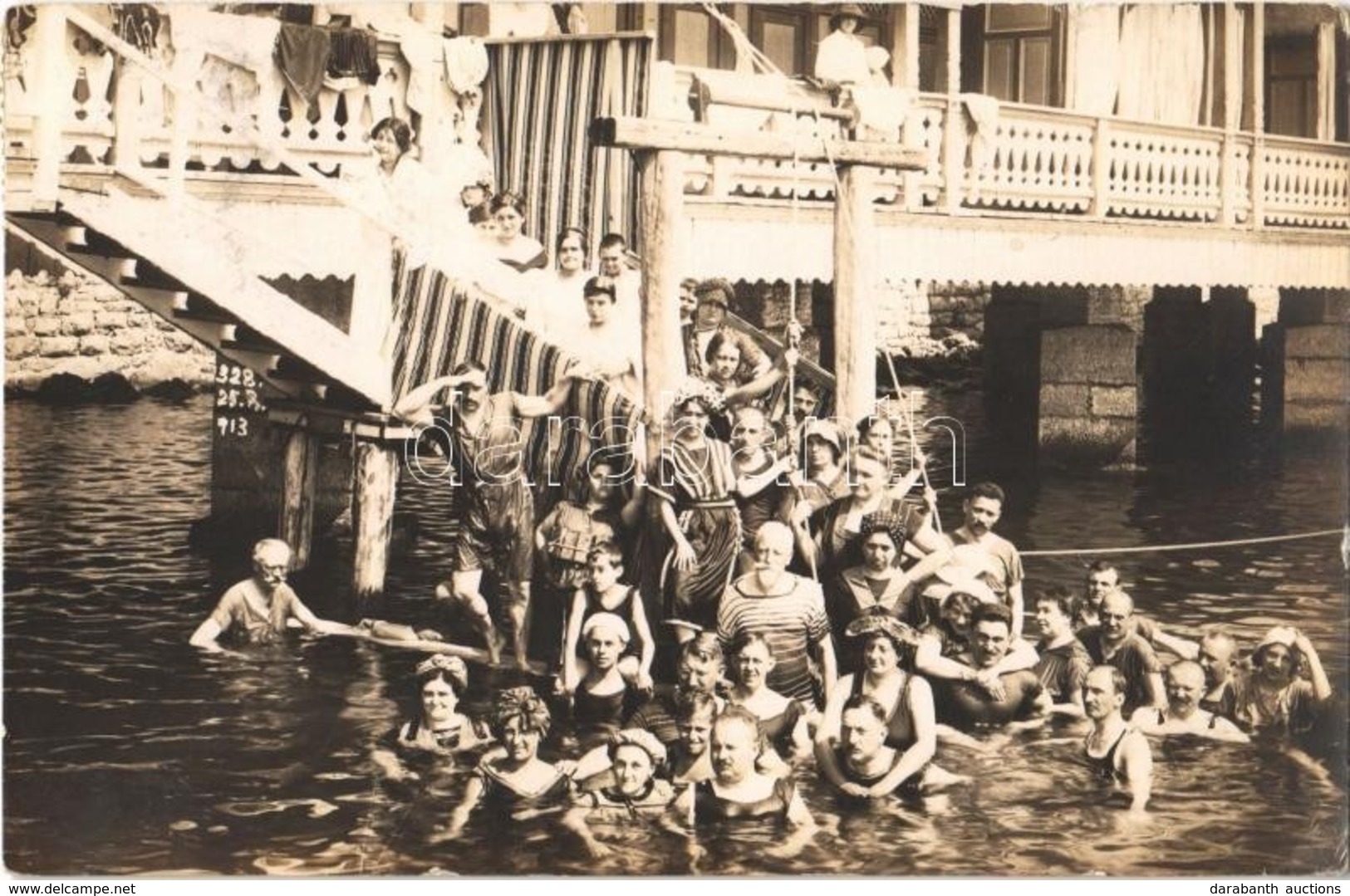 T2 1913 Abbazia, Opatija; Fürdőzők Csoportképe, Lány Korabeli úszógumival / Bathing People In The Sea, Girl With Early S - Other & Unclassified