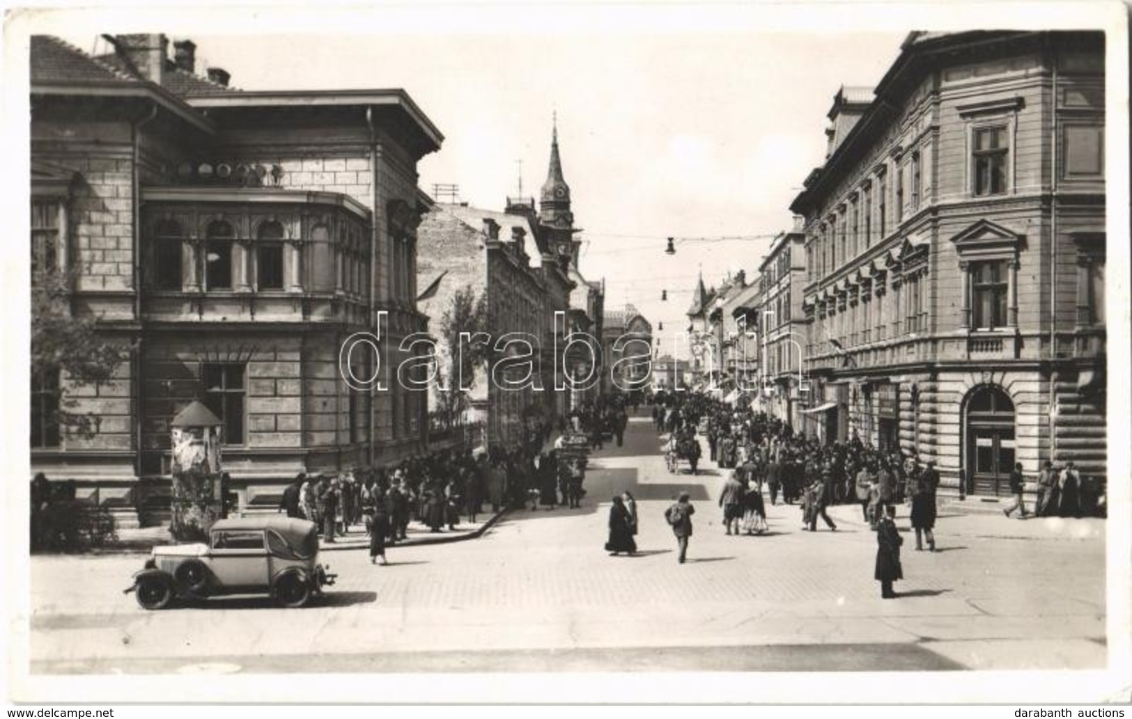 T2 1942 Szabadka, Subotica; Kossuth Lajos Utca, Autó, Gyülekezés Felvonuláshoz, Rendőr / Street, Automobile, Policeman,  - Ohne Zuordnung