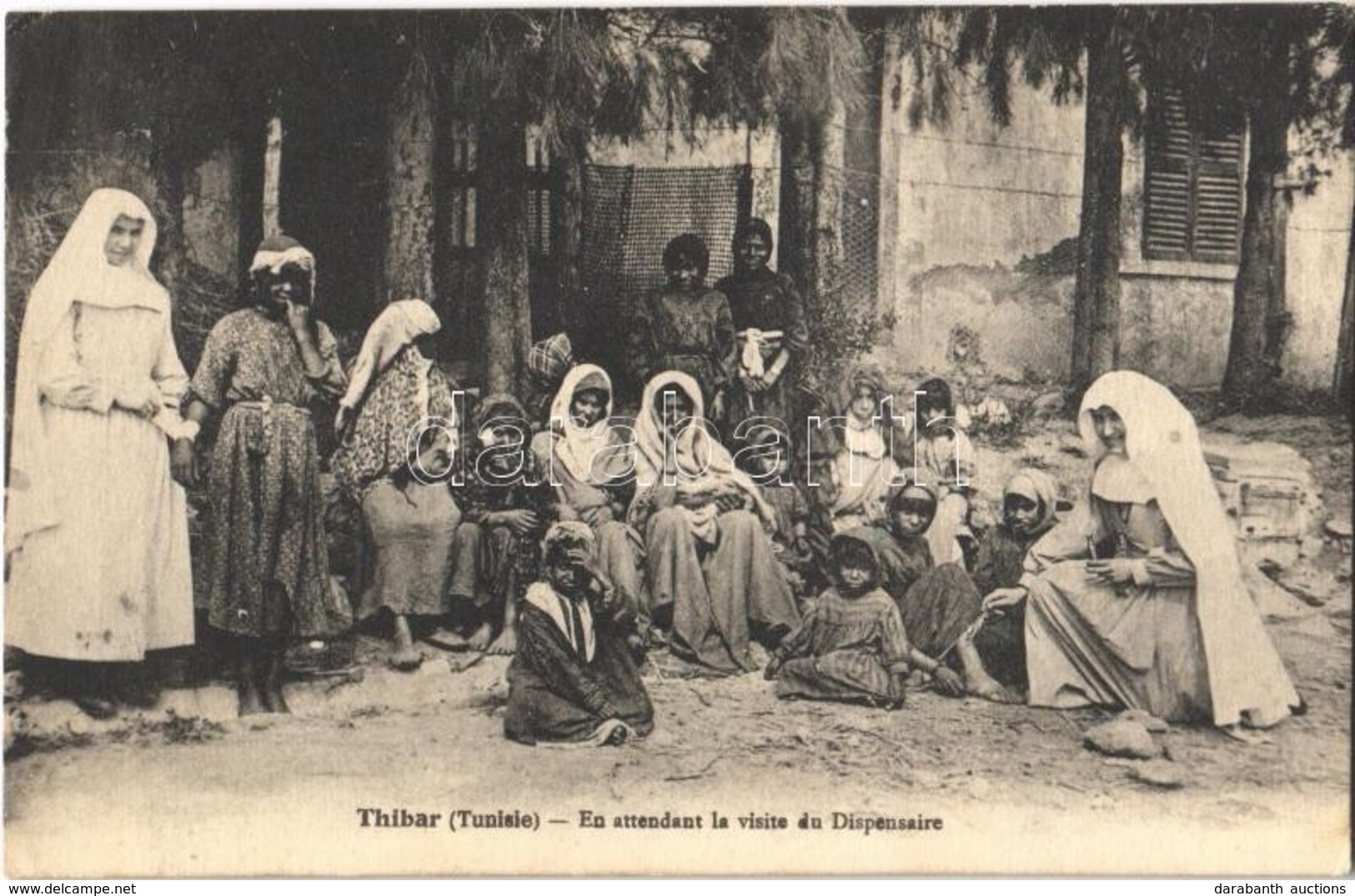* T2 1940 Thibar, En Attendant La Visite Du Dispensaire / Nuns With Native Women And Girls, Folklore - Otros & Sin Clasificación