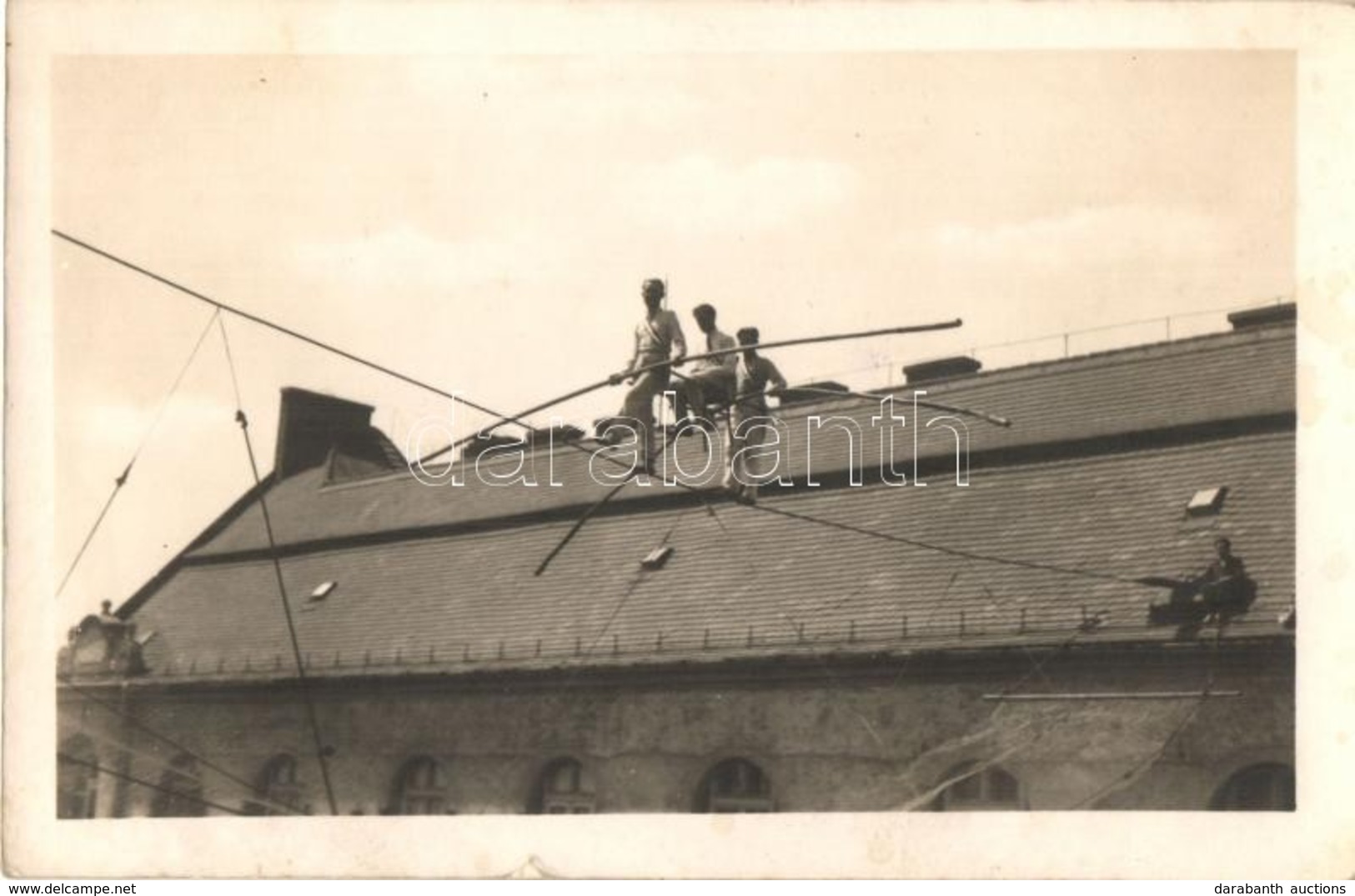 * T2 Artisták Kötélen Mutatványoznak Azonosítatlan Városban, Nevek A Hátoldalon / Acrobats Walk On Rope In An Unidentifi - Ohne Zuordnung