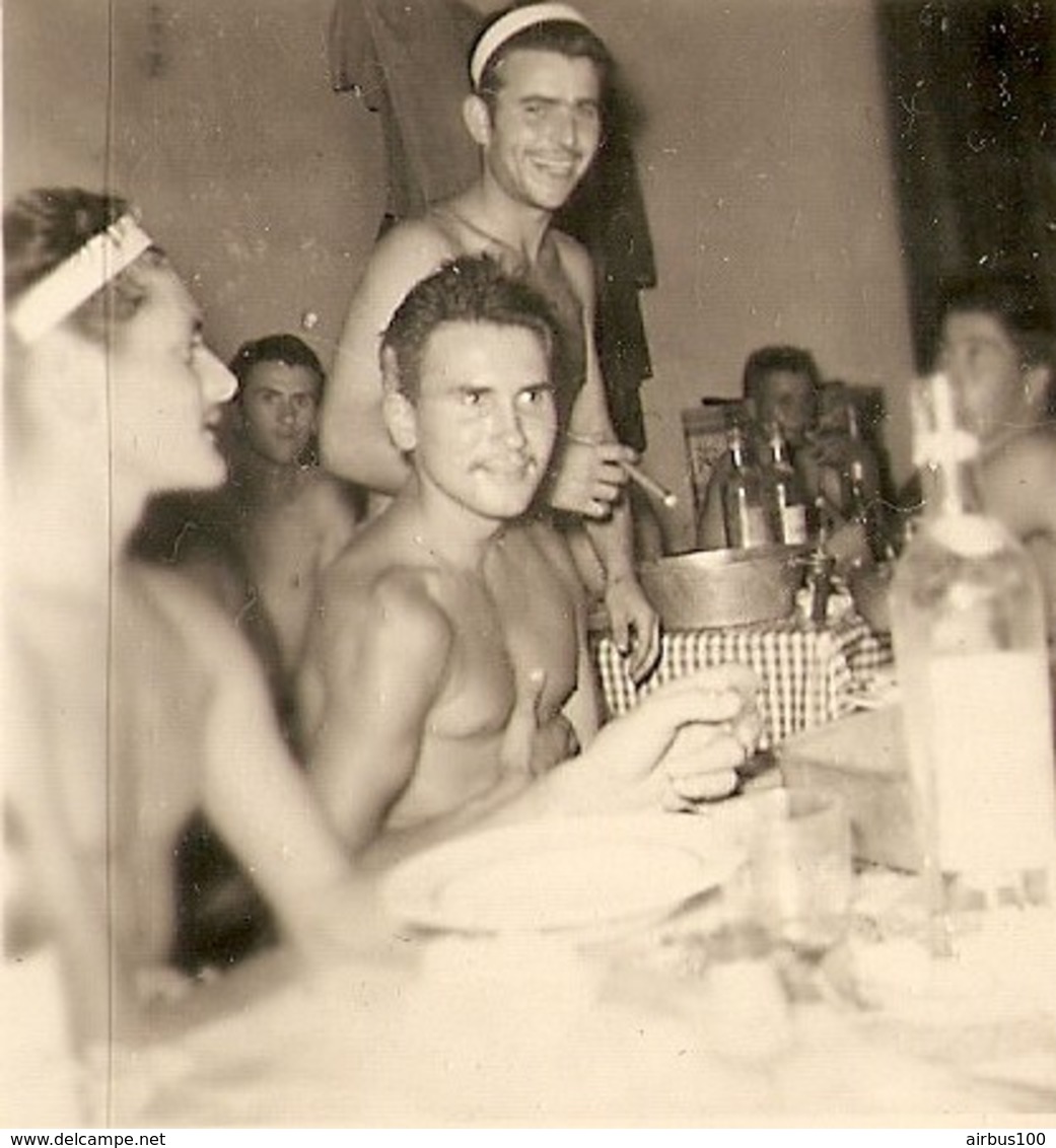 PHOTO ORIGINALE MILITARIA - MILITAIRES A TABLE TORSE NU - MILITARY SHIRTLESS - ZOOM - Oorlog, Militair