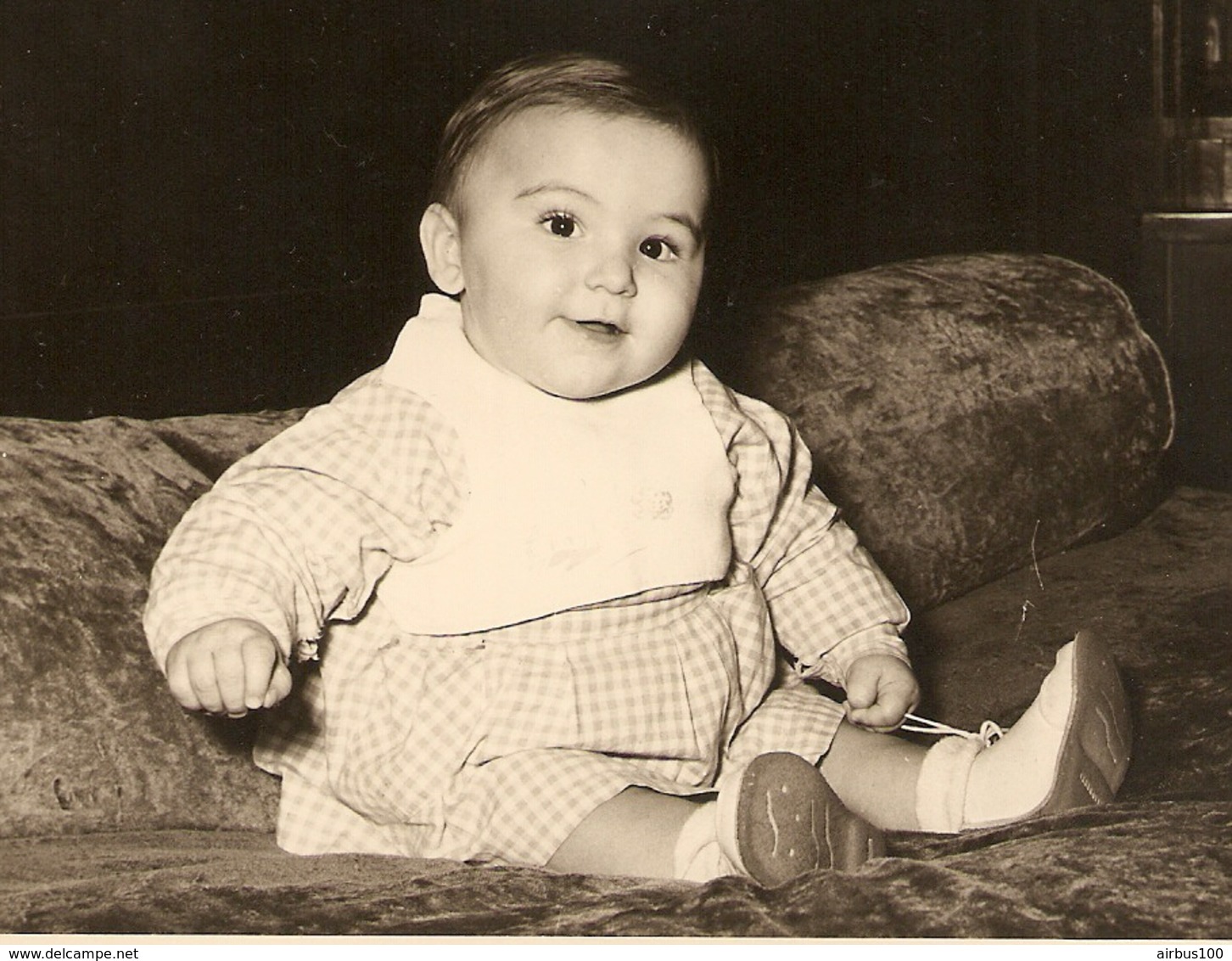 PHOTO ORIGINALE 12,8 X 17,8 Cm DÉCEMBRE 1953 - PETIT GARCON OU PETITE FILLE  - BÉBÉ BABY - ZOOM - Persone Anonimi