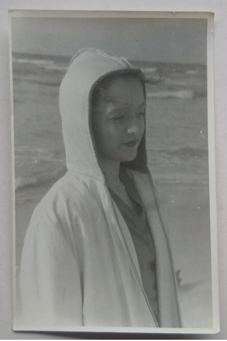 Young Woman In A Hood Beach Sea Jeune Femme En Capuchon Plage Mer Poland Pologne 50's - Personas Anónimos