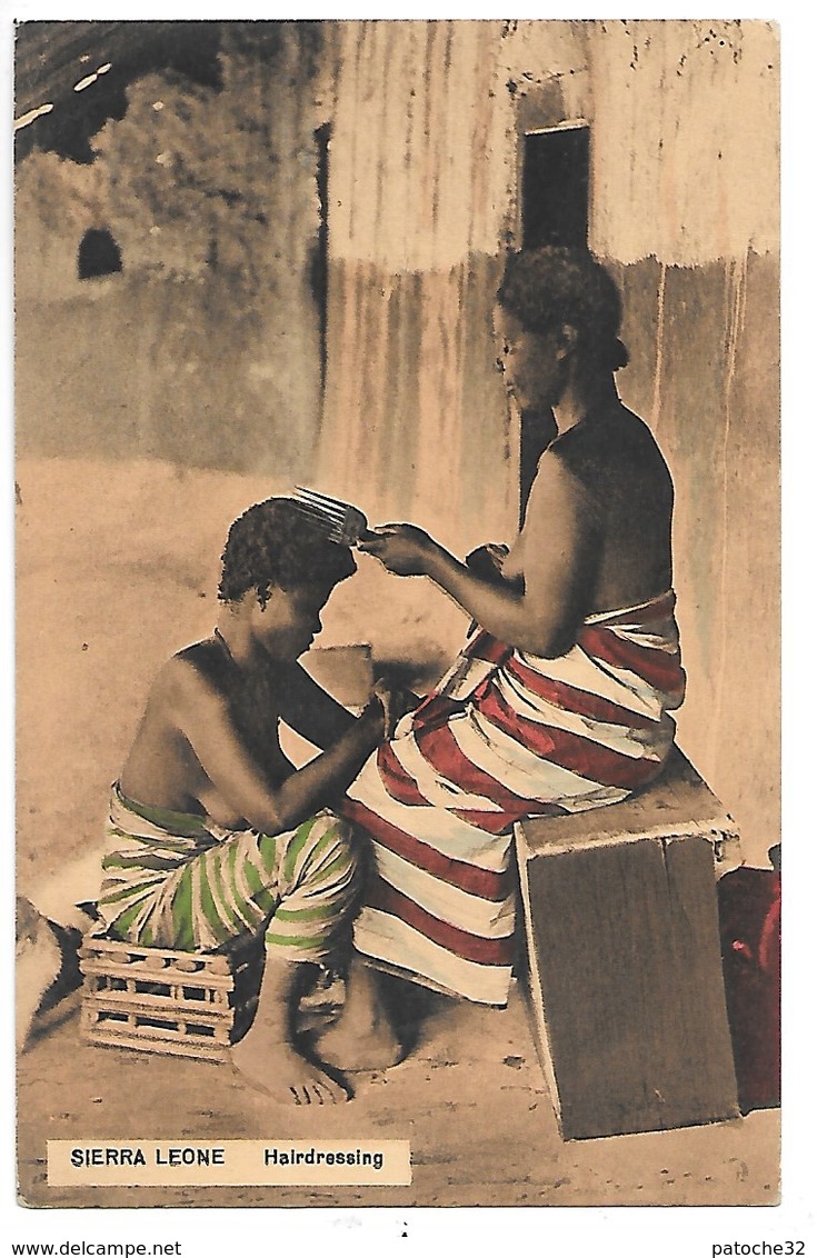 Cpa...SIERRA LEONE....Hairdressing...coiffure...animée.. - Sierra Leone