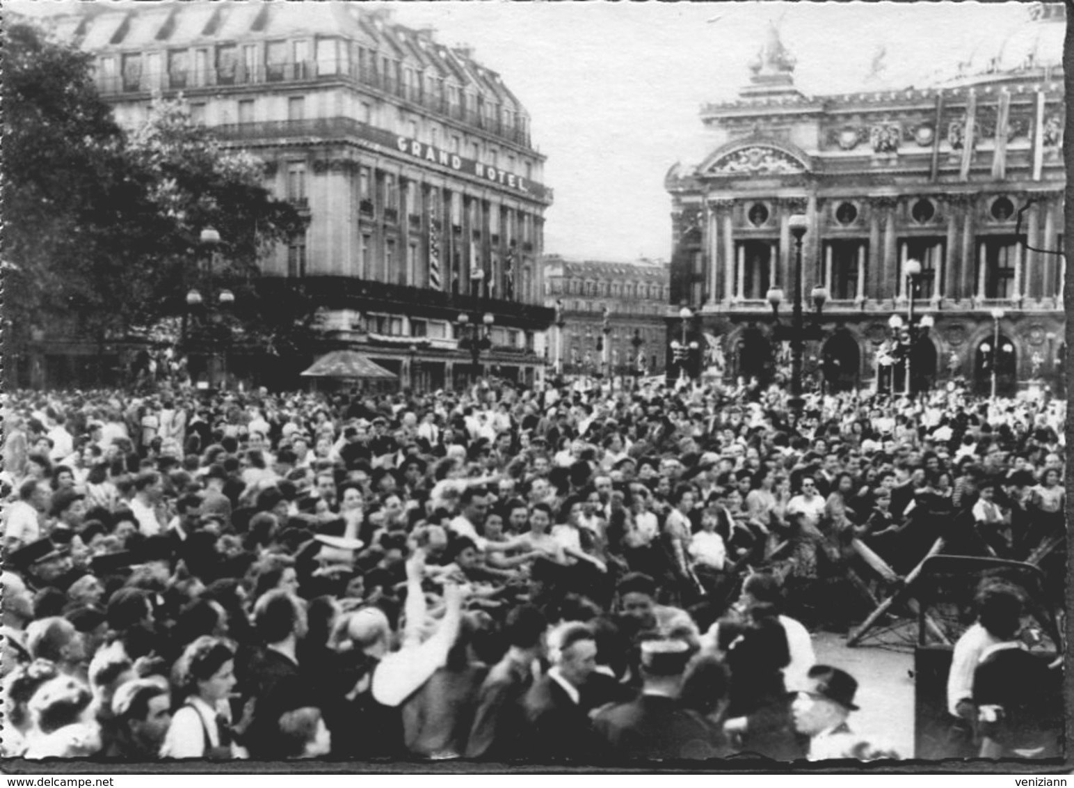 CPSM - Libération De Paris - La Foule Place De L'Opéra Après La Prise De La Kommandantur, Très Animé - Oorlog 1939-45