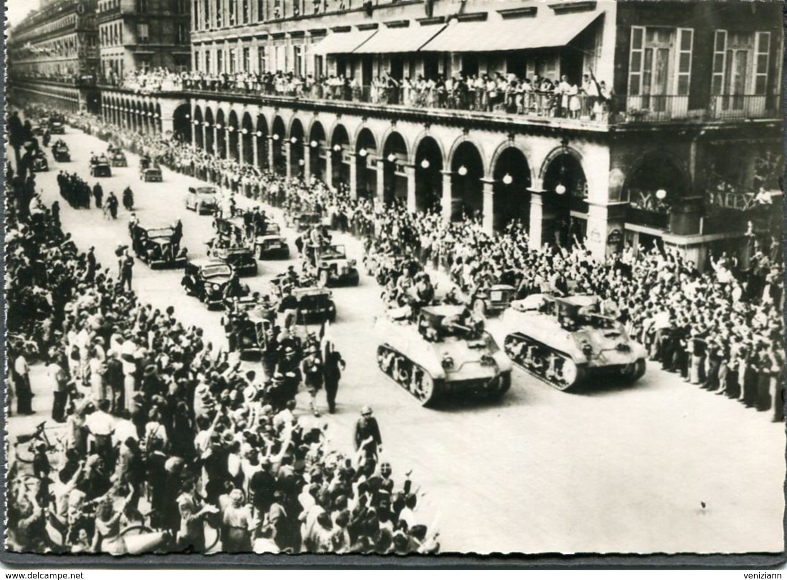 CPSM - Libération De Paris - Défilé Des Troupes De L'Armée Leclerc Rue De Rivoli, Très Animé - Oorlog 1939-45