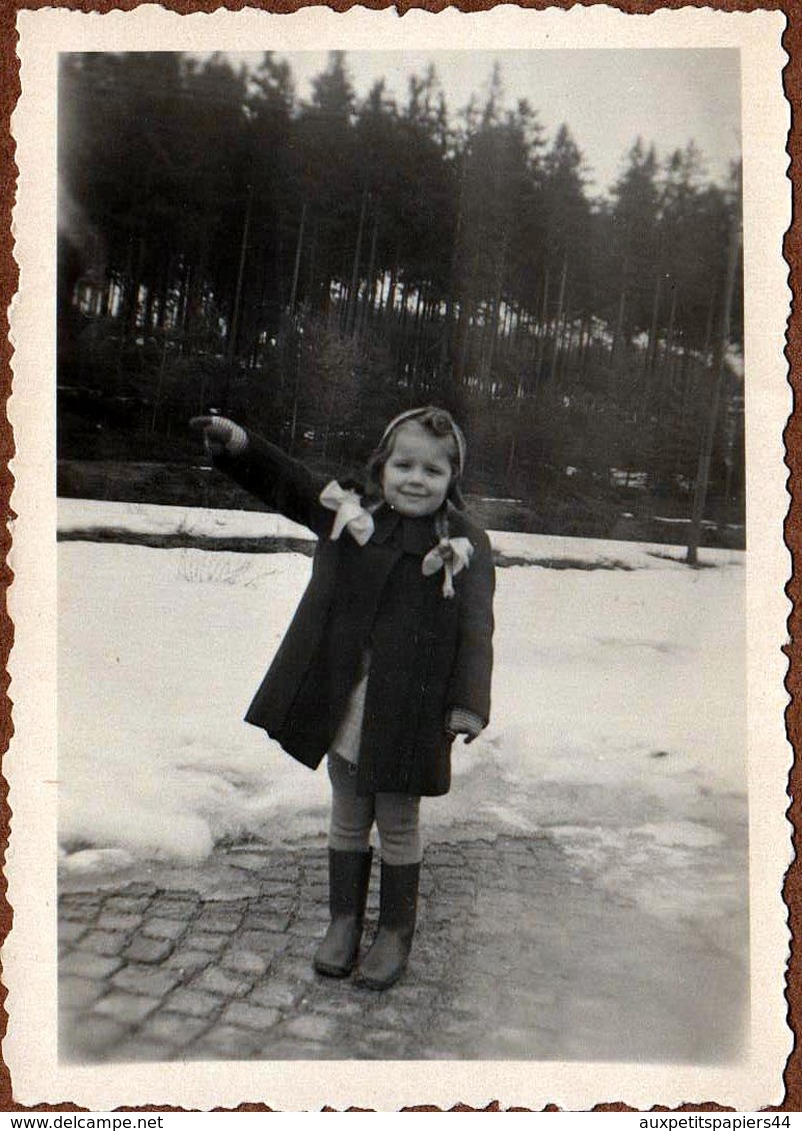 Photo Originale Enfant Dans Les Années 1940 - Fillette Faisant Le Salut Nazi Vers 1940 - III Reich - Personnes Anonymes