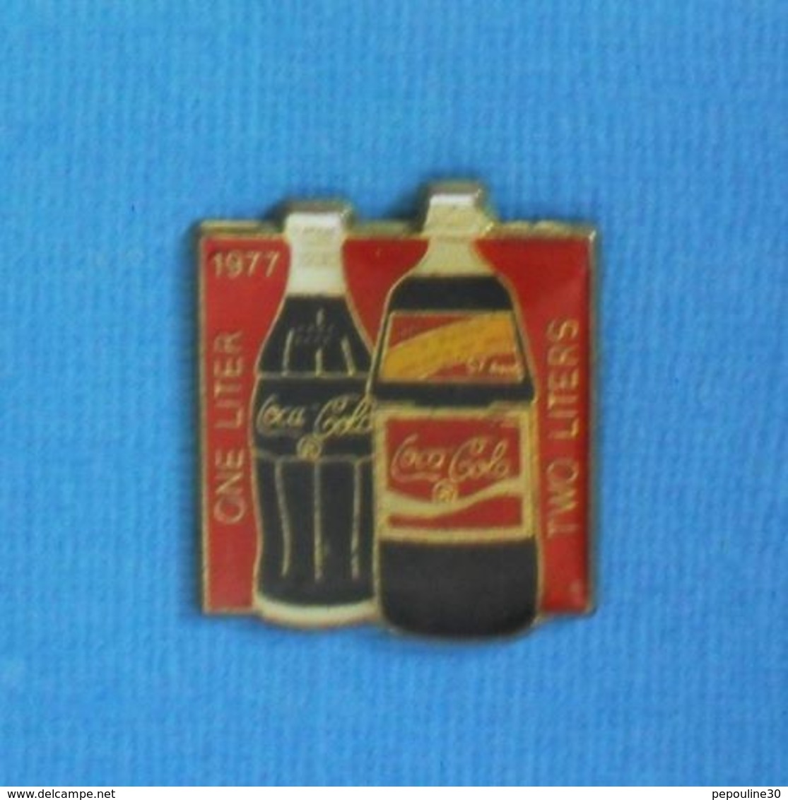 1 PIN'S //  ** COCA COLA / 1977 CNE LITER / TWO LITERS ** - Coca-Cola