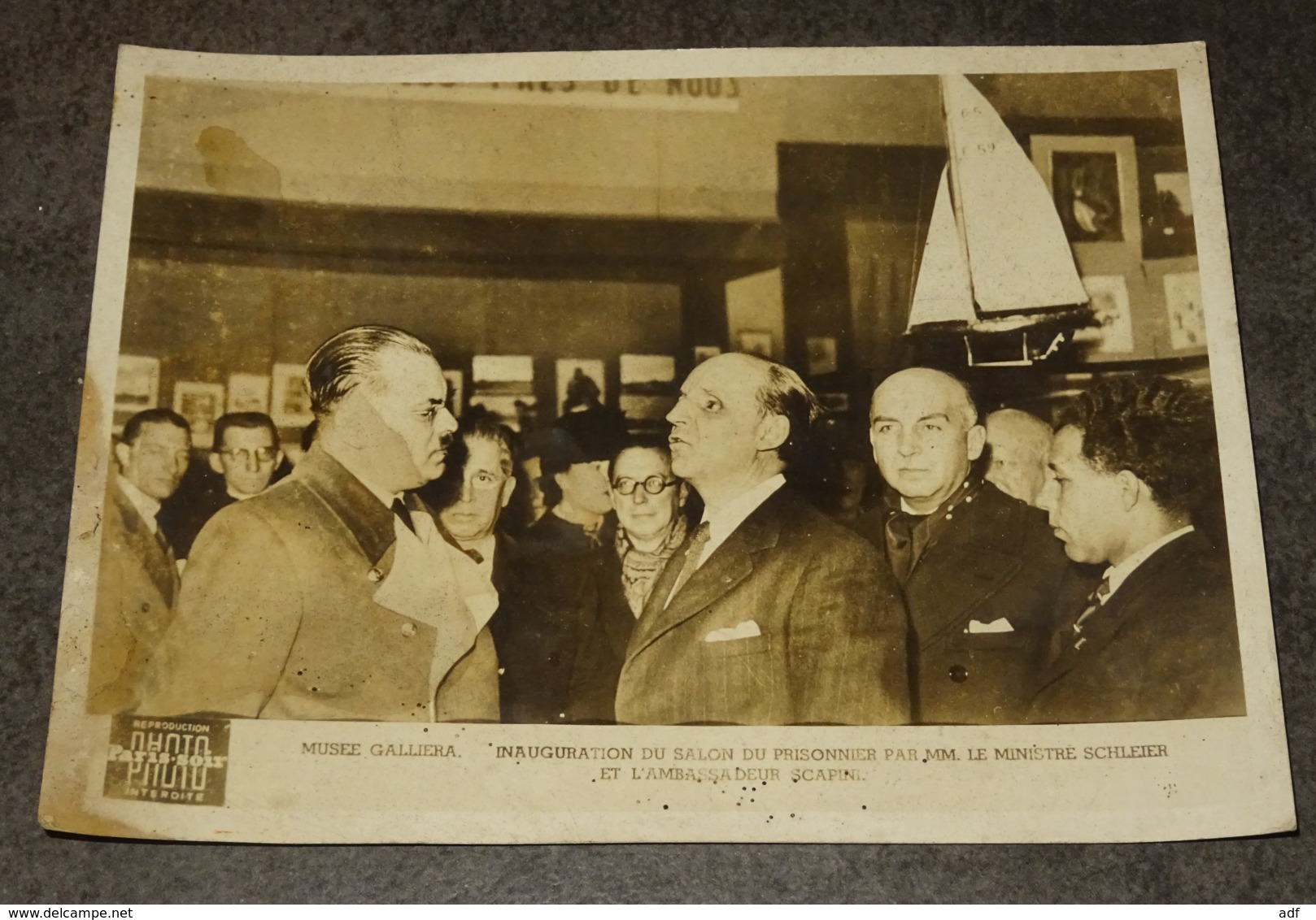 ANCIENNE PHOTO PRESSE MUSEE GALLIERA INAUGURATION DU SALON DU PRISONNIER PAR MM MINISTRE SCHLEIER ET AMBASSADEUR SCAPINI - Photos