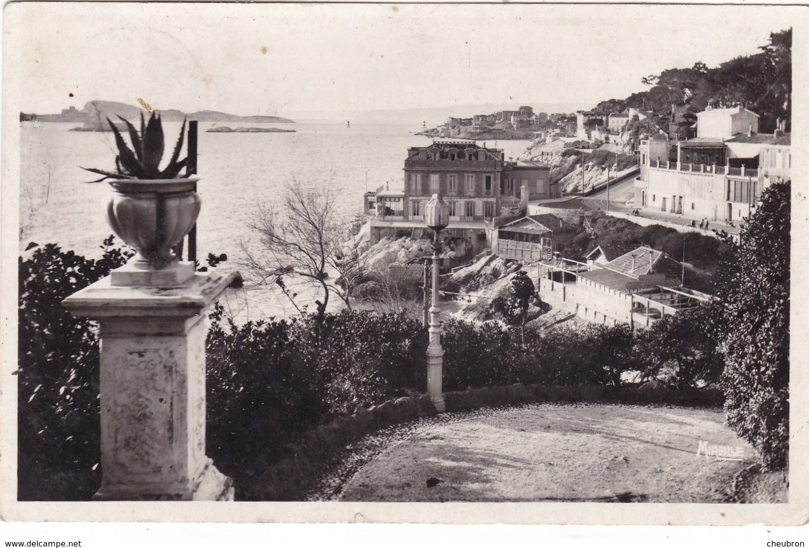 13.  MARSEILLE. LA CORNICHHE ET LES ILES VUES DE LA RESERVE. ANNEE  1942 + TEXTE - Endoume, Roucas, Corniche, Plages