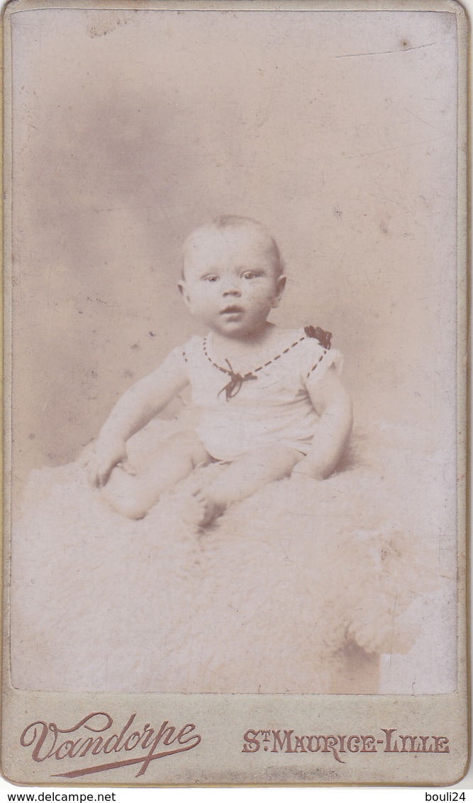 PHOTO CDV FORMAT 10 X 6   UN BEBE  PAR PHOTOGRAPHE VANDORPE  A ST MAURICE LILLE 64 RUE DU FAUBOURG ROUBAIX - Other & Unclassified