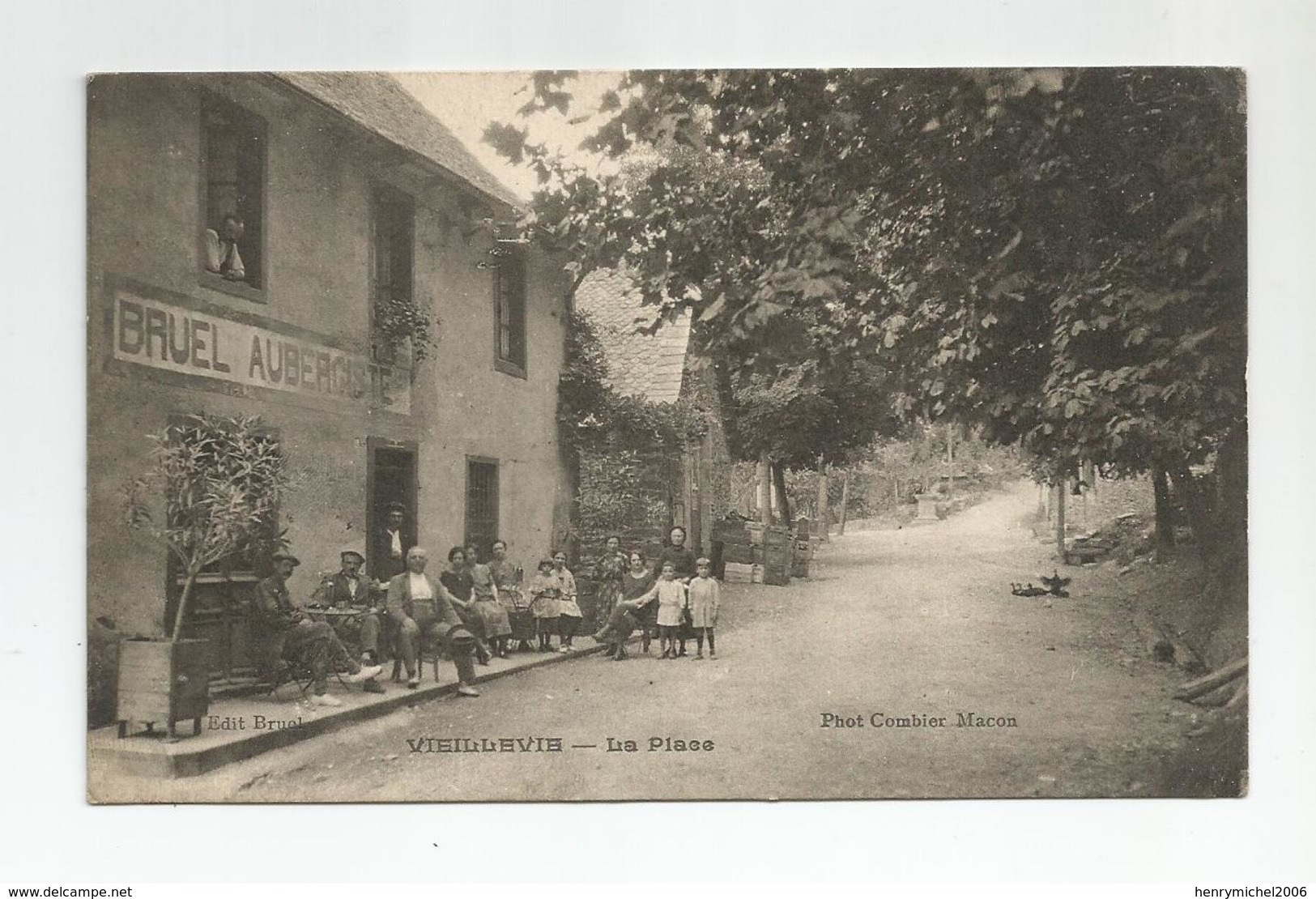 15 Cantal  Vieillevie La Place Animée Bruel Aubergiste - Other & Unclassified