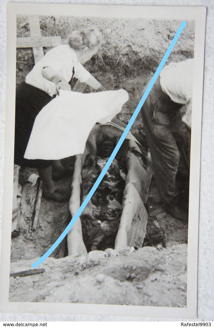 Photo Exhumation ? Post Mortem Circa 1945-50 Enterrement ? Mort Cadavre Burried Cercueil Coffin - Autres & Non Classés