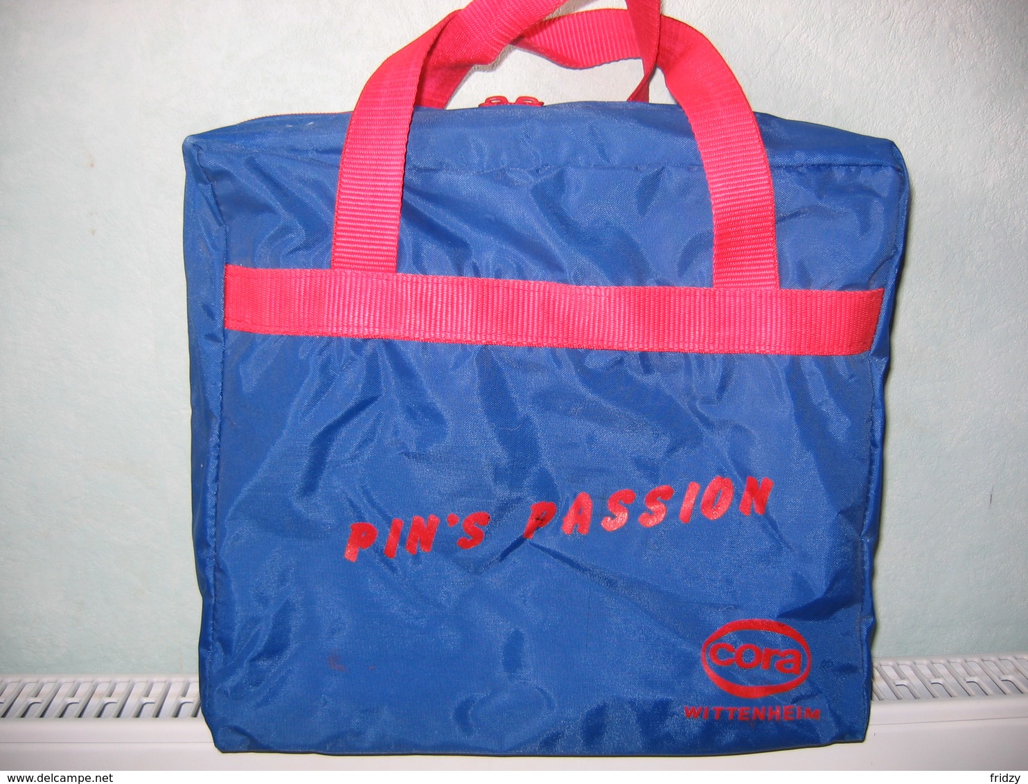 Pin's D'un Sac Pour Transporter Vos Classeurs De Pin's. - Altri & Non Classificati