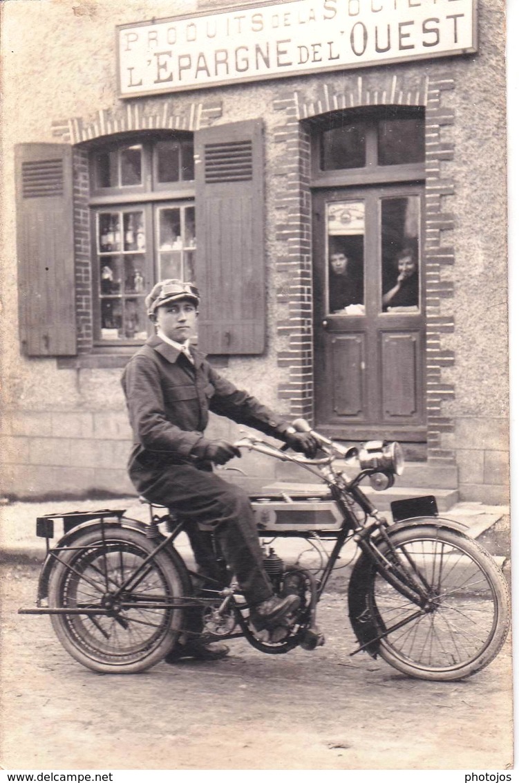 Carte Photo / Belle Motocyclette ( Marque à Déterminer) Devant La Caisse D'Epargne De L'Ouest   Beau Cliché - Auto's