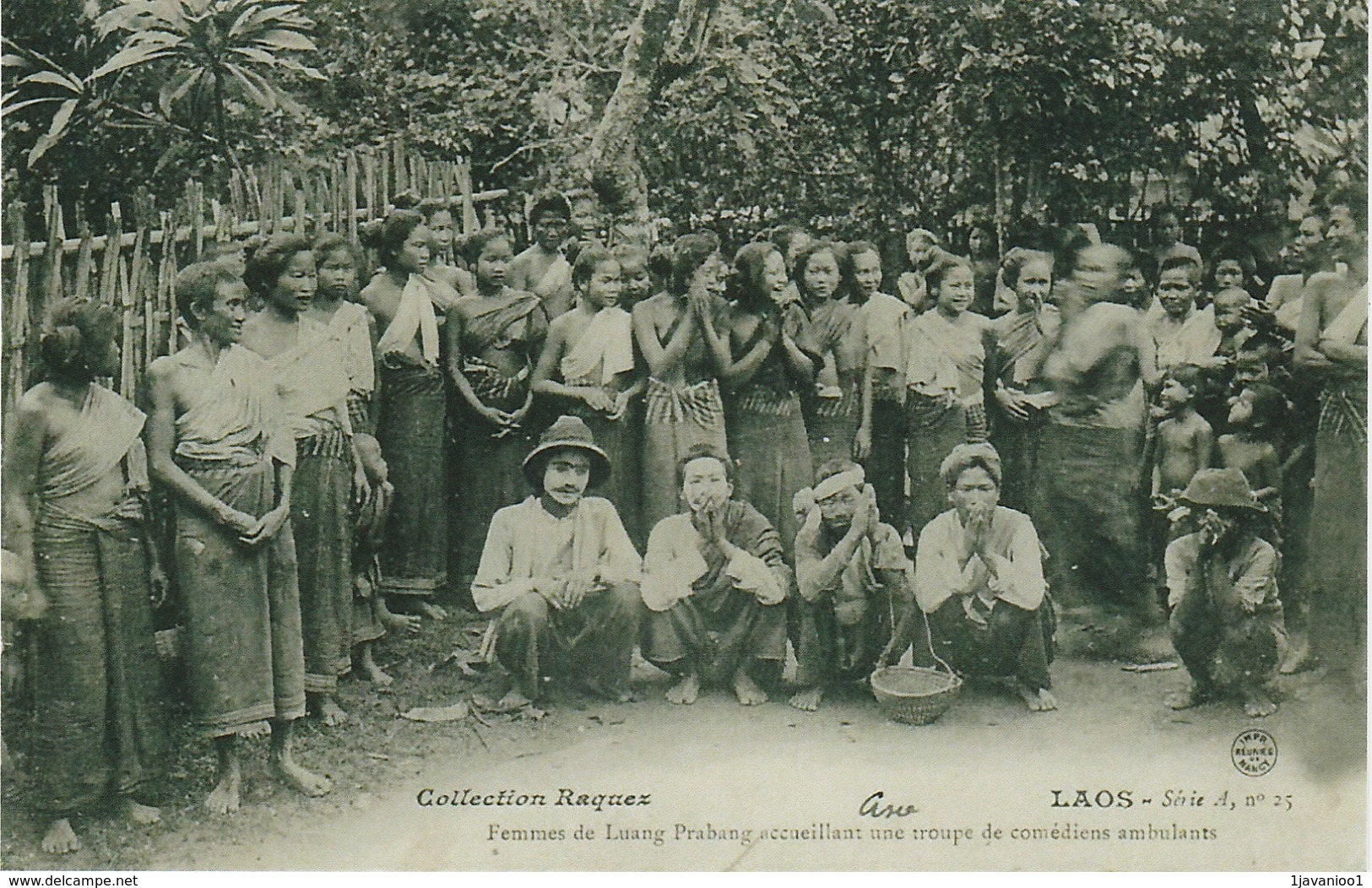 LAOS : Femmes Du Luang-Prabang Accueillant Une Troupe De Comédiens Ambulants , Photo, No Postcard, 2 Scans - Laos