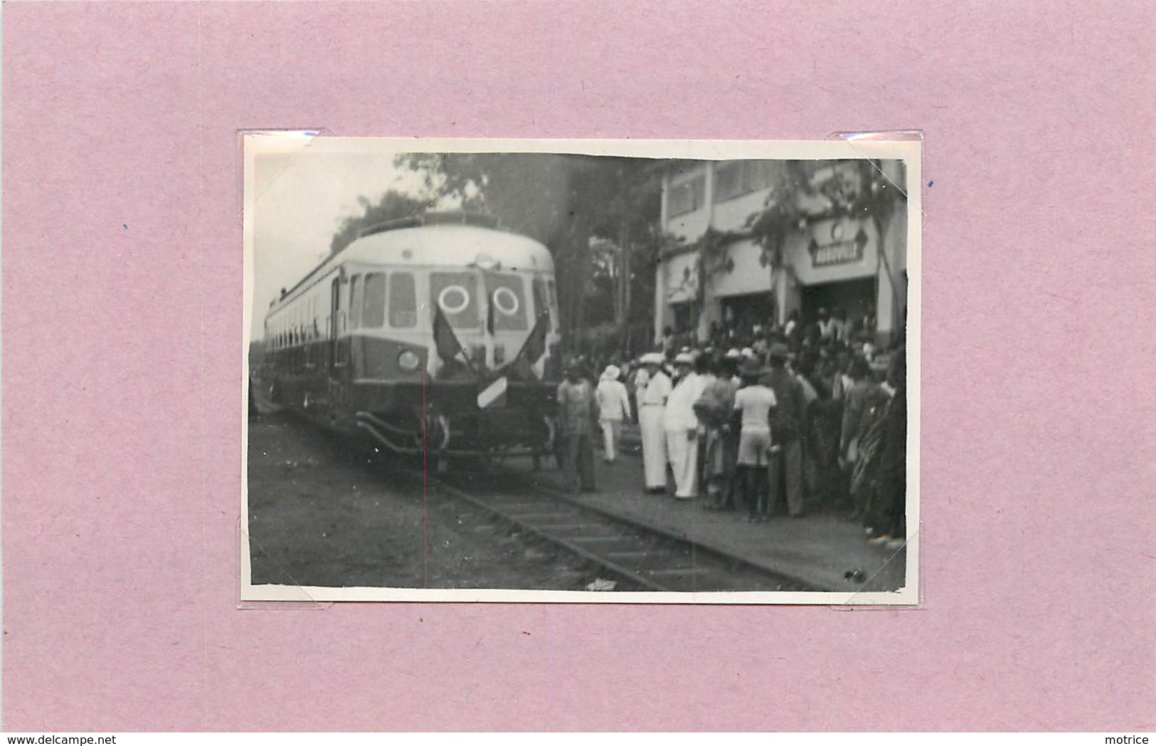 COTE D'IVOIRE -  Chemin De Fer, Gare D'Agboville, Inauguration D'un Train (photo Années 50, Format 8,2 Cm X 5,7cm ) - Trains