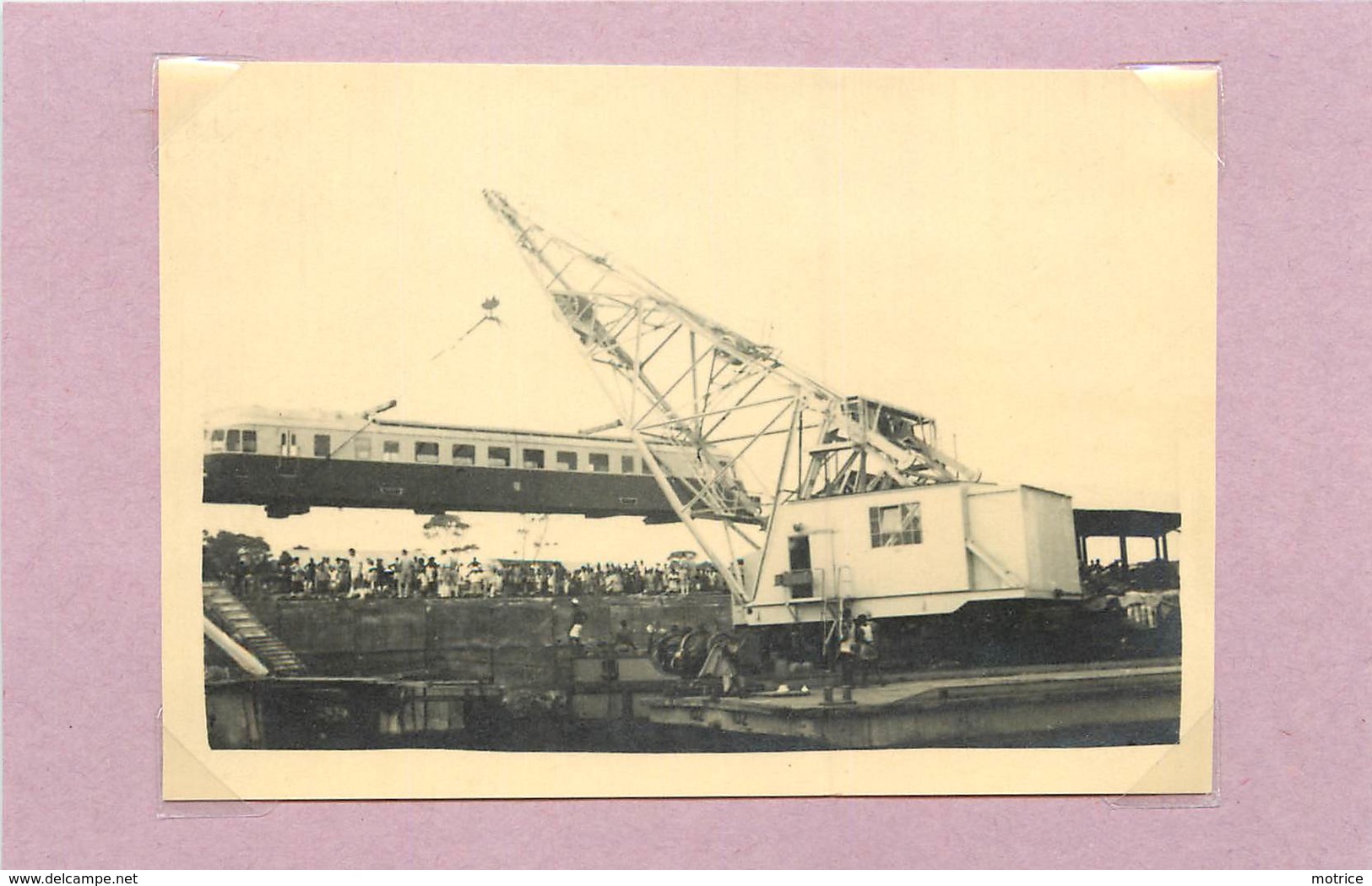 COTE D'IVOIRE - Région D'Abidjan,débarquement D'un Autorail (photo Années 50, Format 10,7 Cm X 7,5cm ) - Trains