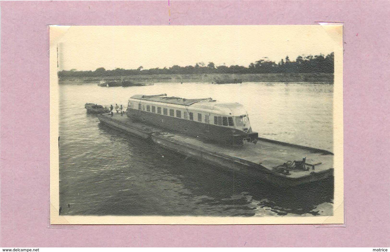 COTE D'IVOIRE - Région D'Abidjan,transport D'un Autorail (photo Années 50, Format 10,4cm X 7,2cm ) - Trains