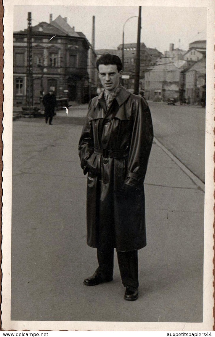 Carte Photo Originale Gay & Playboy Dans Son Imperméable De Cuir Ou Skaï Vers 1950/60 - Lieu En Reconstruction à Identif - Personnes Anonymes