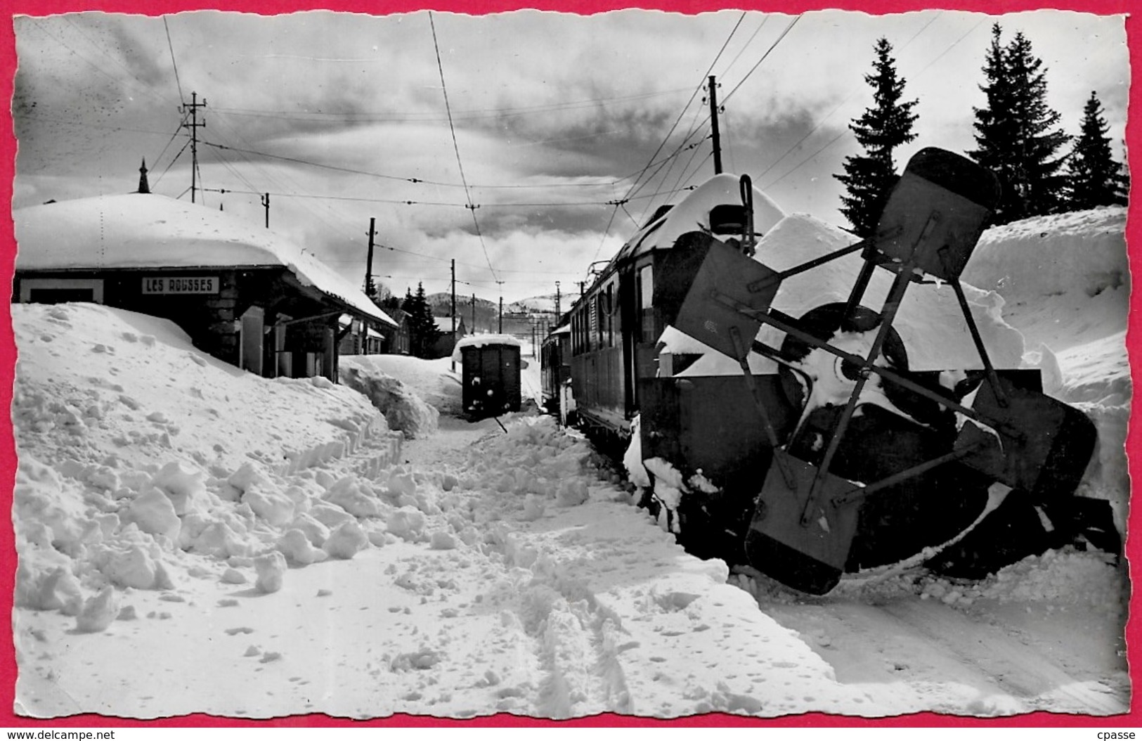 CPSM 39 "Le Haut-Jura En Hiver" LES ROUSSES - La Pelleteuse En GARE Des Rousses ° E. Protet ** Train Ferroviaire - Autres & Non Classés