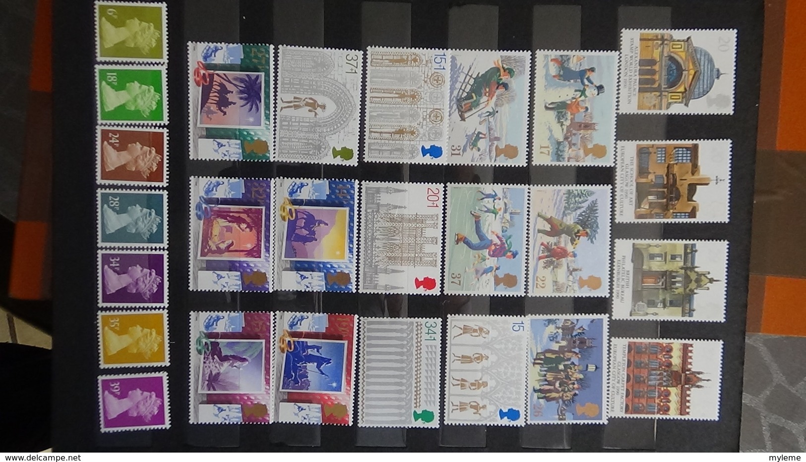 B78 Collection de 16 enveloppes + 19 carnets ** + 446 timbres ** de Grande Bretagne. Très beau.