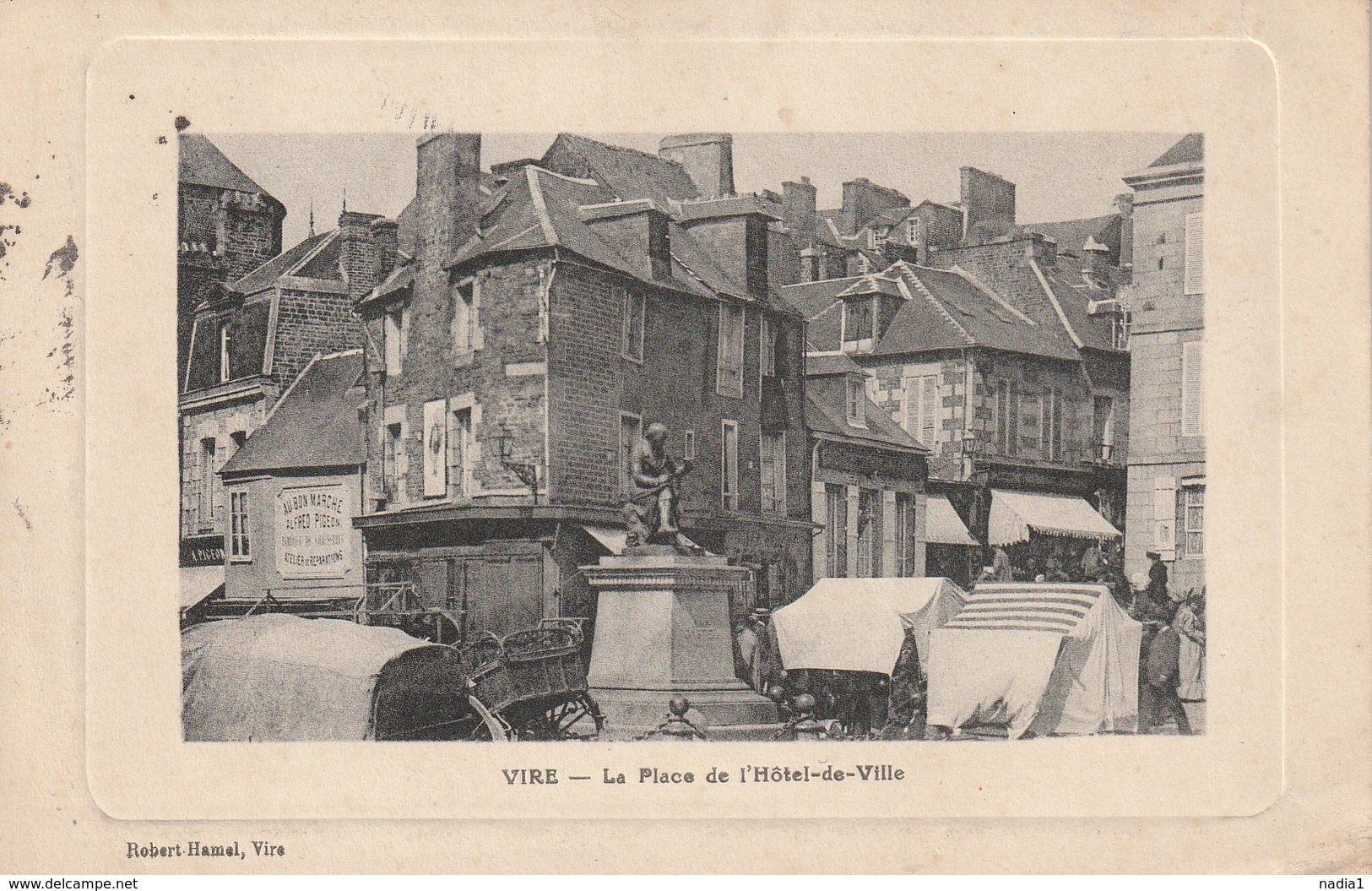 14 VIRE LA PLACE DE L'HOTEL DE VILLE UN JOUR DE MARCHE MAGASIN AU BON MARCHE PIGEON - Vire