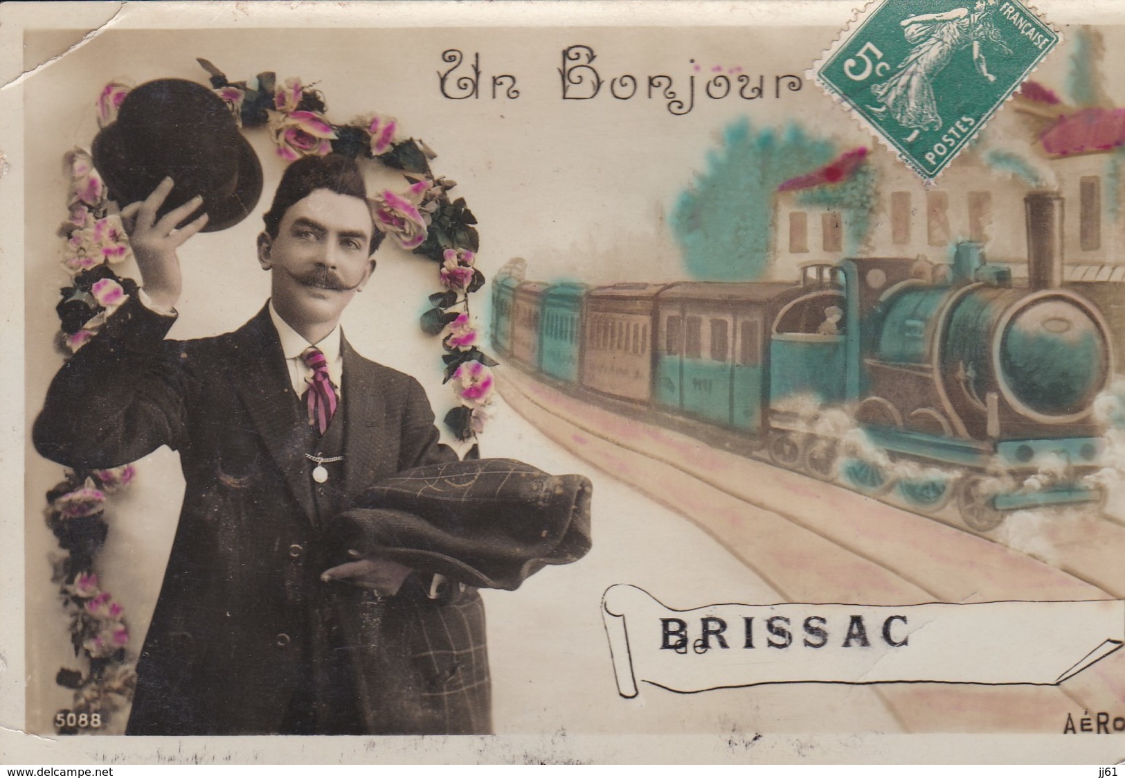 BRISSAC CARTE FANTAISIE COULEUR UN BONJOUR DE AVEC HOMME AU CHAPEAU ET TRAIN PETIT PLI EN HAUT ANGLE GAUCHE VOIR SCAN - Autres & Non Classés