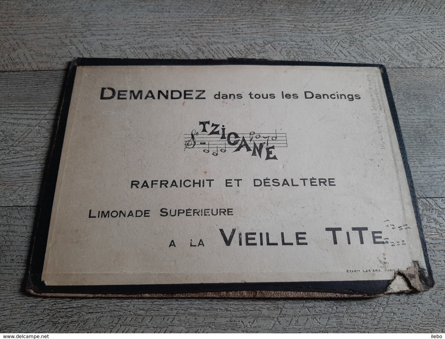 Carton Publicitaire Vieille Tite Liqueur Ancienne Se Déguste Tout En Faisant Son Courrier  Bistrot - Placas De Cartón