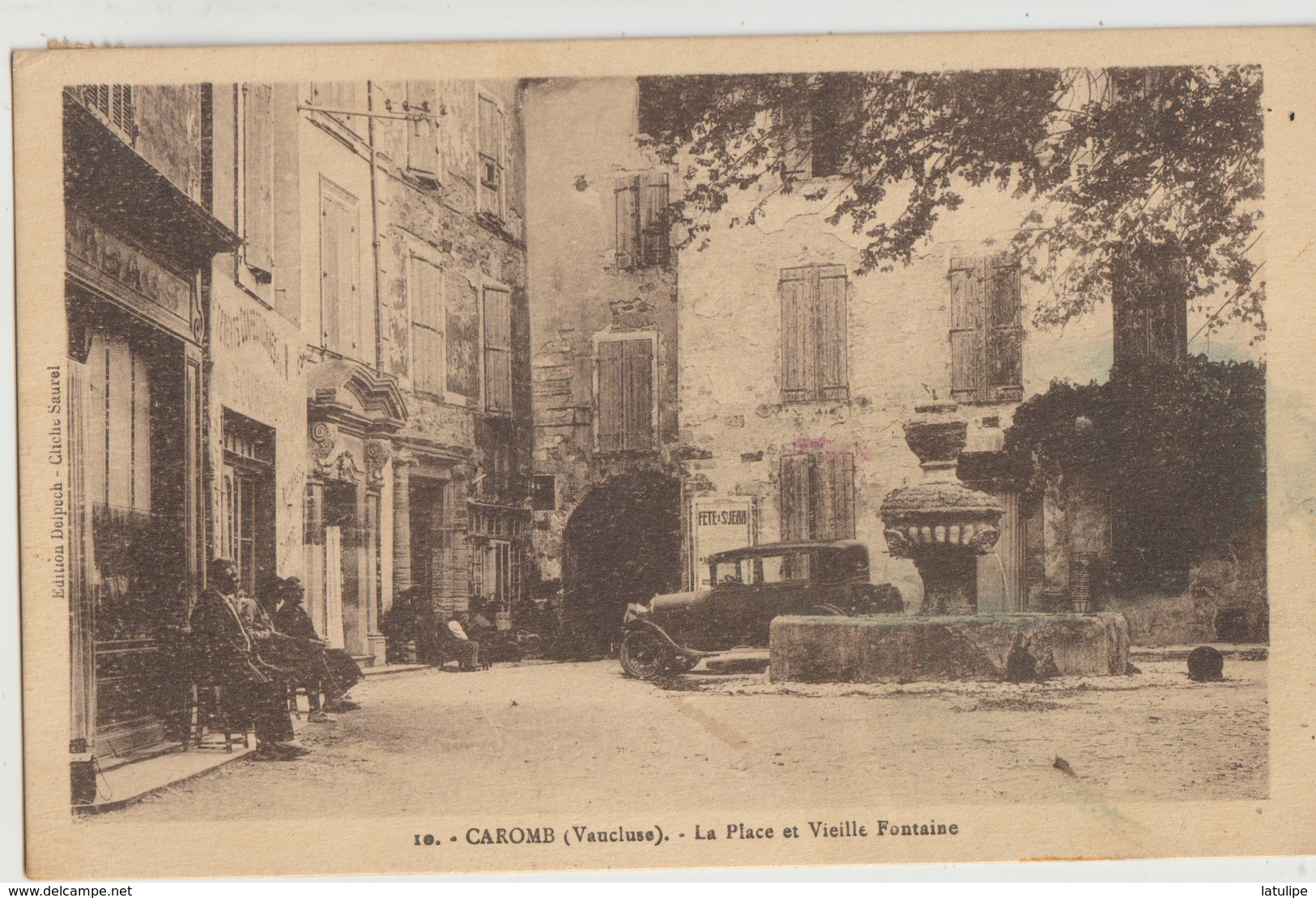 Caromb  84   La Place Tres Animée-Café-Tabac Et Voiture Et La Vieille Fontaine - Sonstige & Ohne Zuordnung