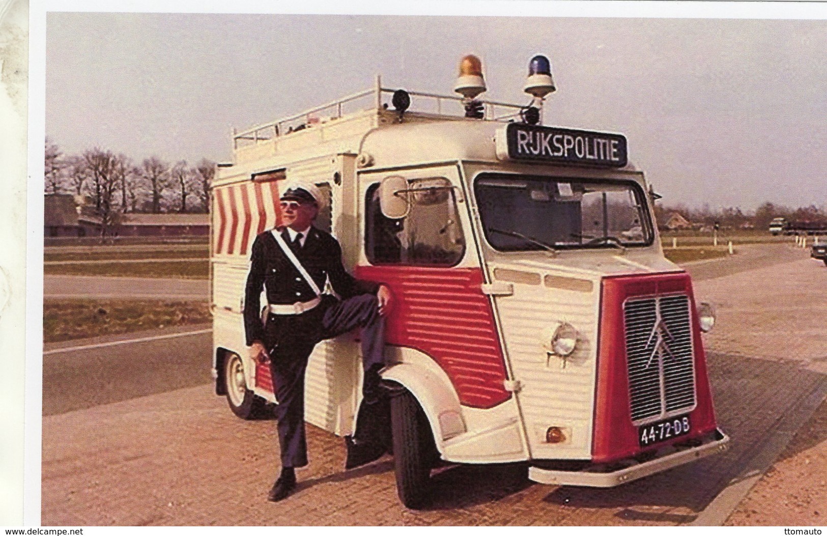 Un Policier Posant A Coté D'un Citroen HY 'RUKSPOLITIE'   -  15x10cms  PHOTO - Camion, Tir