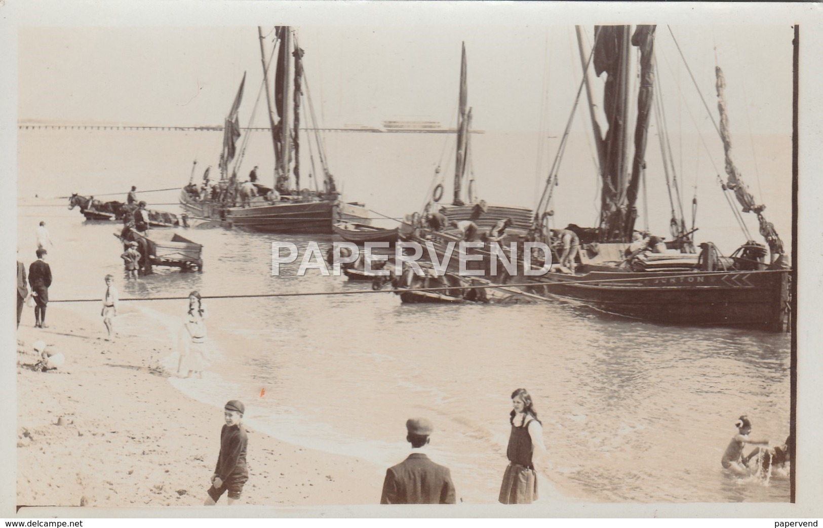 Essex  FRINTON ON SEA  Unloading  Builng Materials From Sailing Barges For Seafront E2688 - Altri & Non Classificati