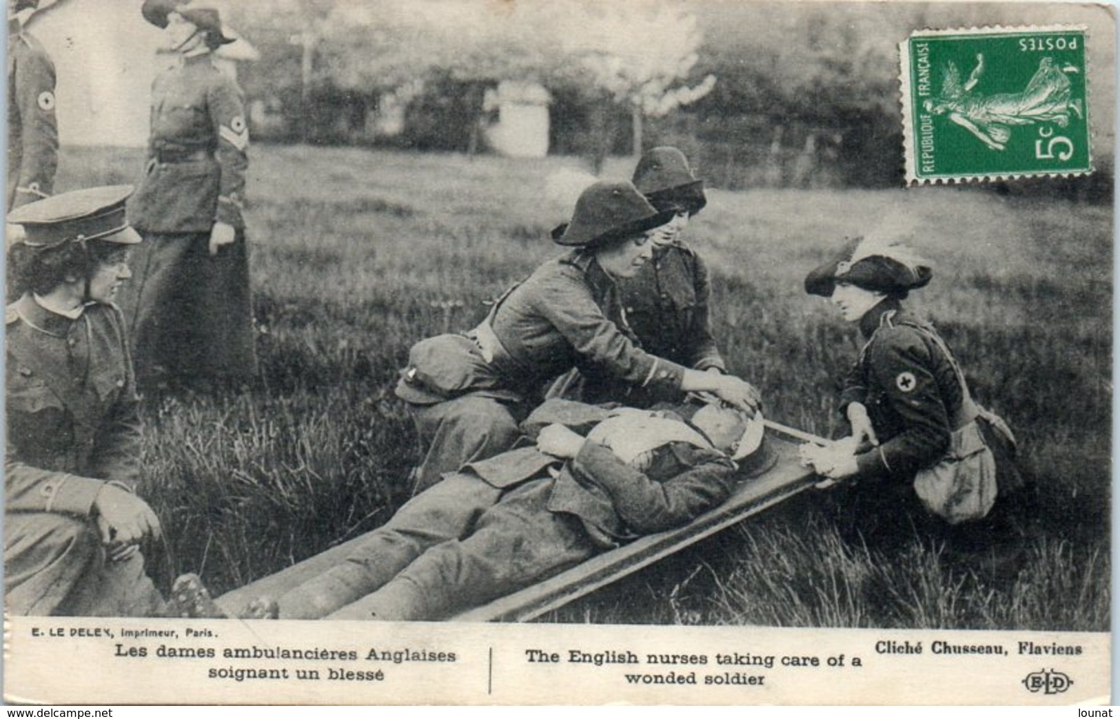 CROIX ROUGE - Les Dames Ambulancières Soignant Un Blessé - Rotes Kreuz