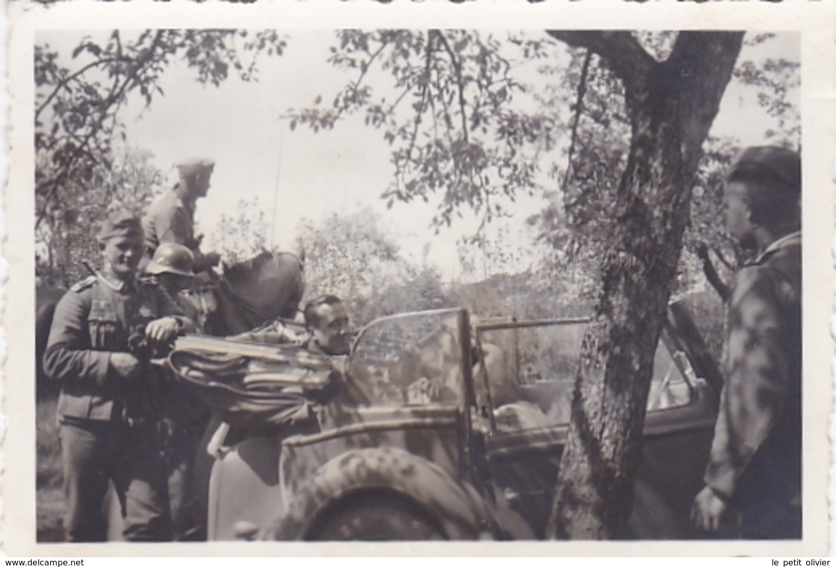 PHOTO ORIGINALE 39 / 45 WW2 WEHRMACHT FRANCE AISNE SOLDATS ALLEMANDS LA VOITURE B.M.W DU COMMANDANT ALLEMAND - Guerre, Militaire