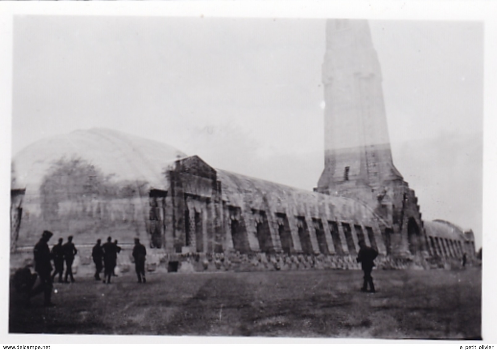 PHOTO ORIGINALE 39 / 45 WW2 WEHRMACHT FRANCE DOUAUMONT VUE SUR L OSSUAIRE VISITE DES SOLDATS ALLEMANDS - Guerre, Militaire