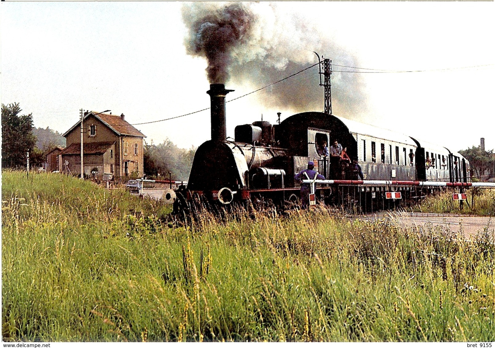 88 SNCF CHEMIN DE FER A VAPEUR DU RABODEAU FRANCHISSANT LE PASSAGE A NIVEAU DE LA RN 59 PEU APRES ETIVAL-CLAIREFONTAINE - Spoorweg