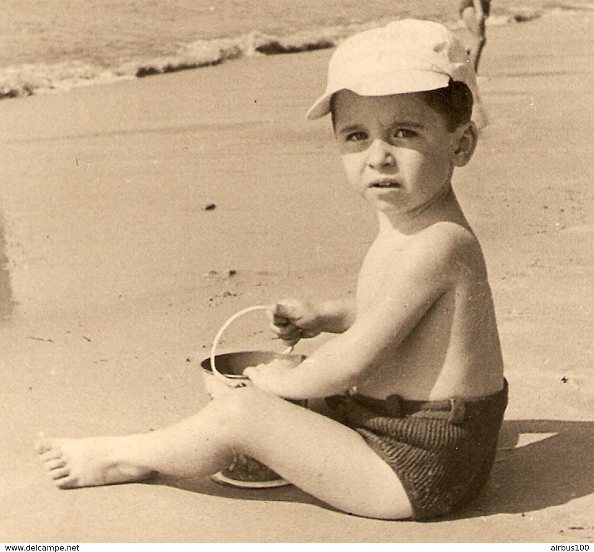 PHOTO 11,5 X 17,5 TROUVILLE 1947 - PETIT GARCON Sur La PLAGE En MAILLOT De BAIN - CASQUETTE MER SABLE SEAU - ZOOM - Persone Anonimi