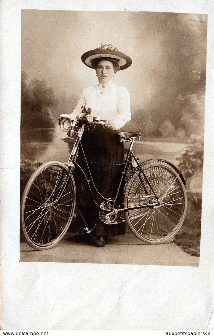 Carte Photo Originale Portrait De Femme élégante Cycliste En Studio Vers 1900 - Vélo, Bicyclette, Biclou, Petite Reine, - Cyclisme